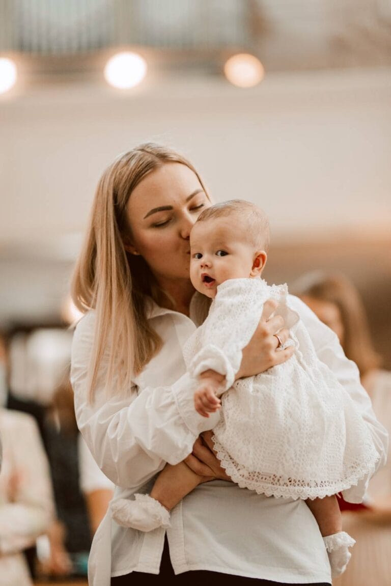Mama z dzieckiem w sukience do chrztu