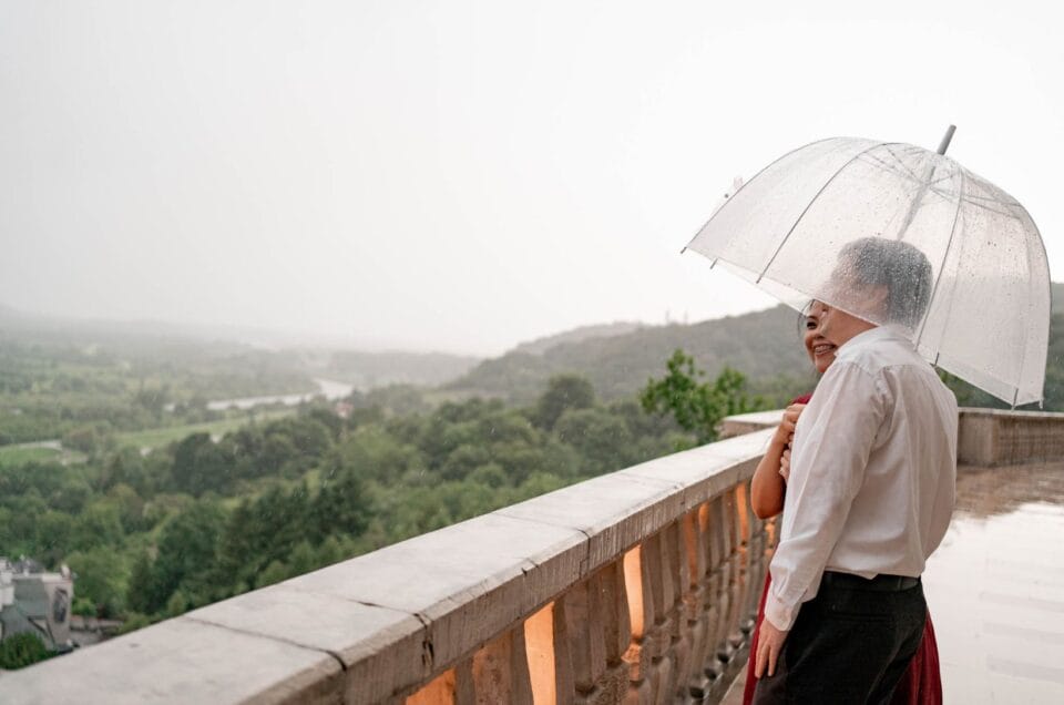 Para zakochanych podziwiająca panoramę Krakowa w sesji plenerowej