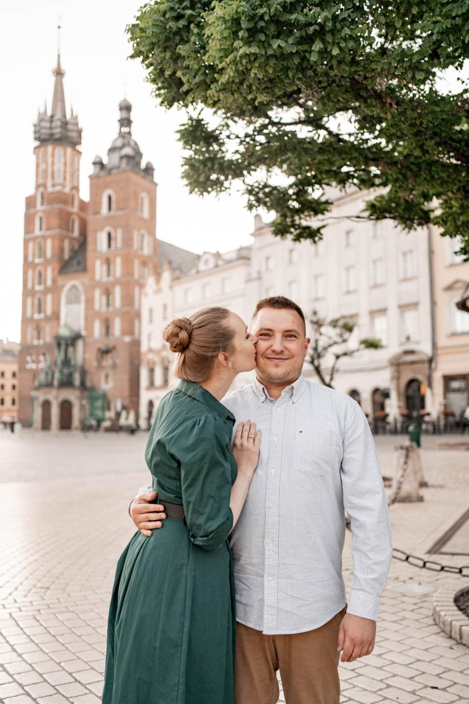 Zdjęcie zaręczynowe: kobieta całuje narzeczonego