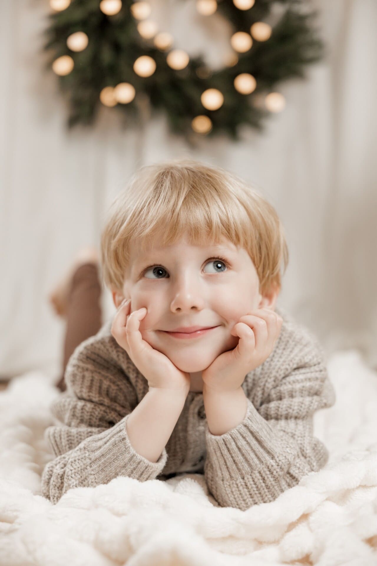Naturalny portret dziecka — świąteczna sesja fotograficzna w Krakowie