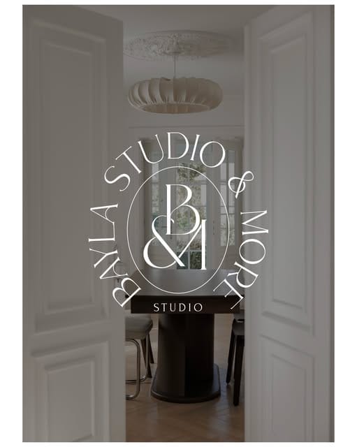 Logo Bayla Studio & More na tle jasnego wnętrza studia