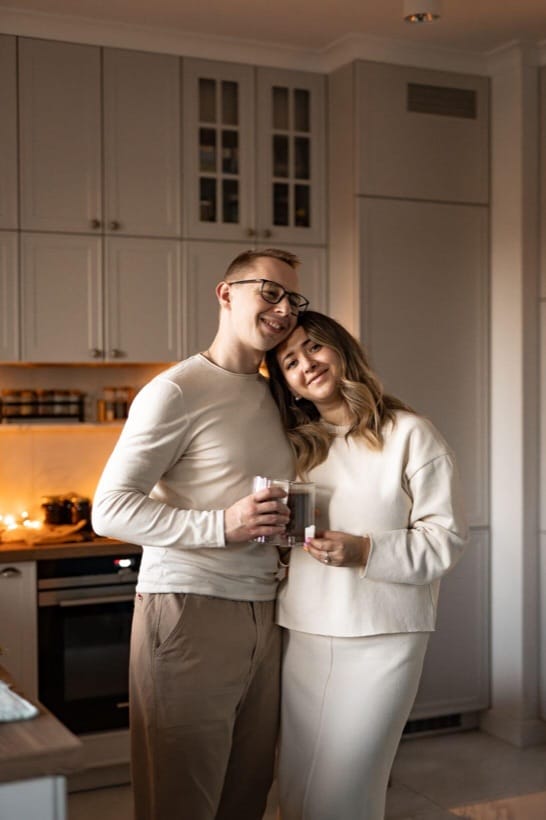A couple in the festive kitchen — Christmas session at home
