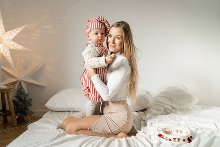 Mama z dzieckiem — świąteczna sesja w studio