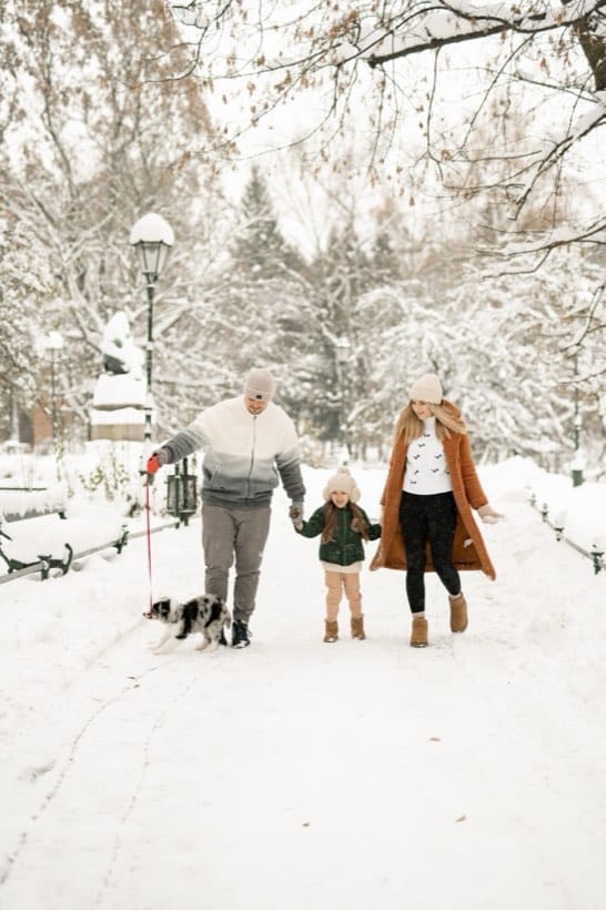 Winter family session in Kraków's Planty park