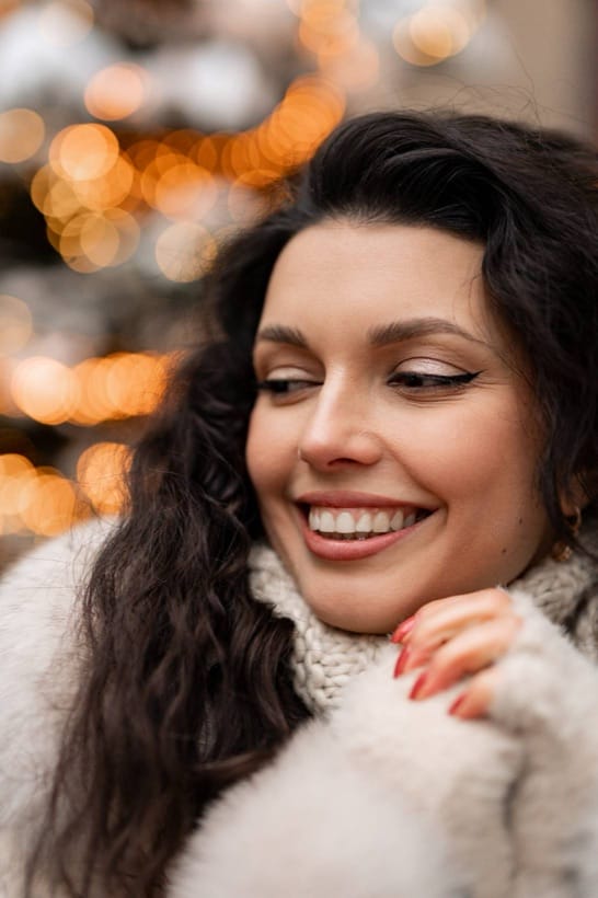 A smiling woman in winter — outdoor Christmas session
