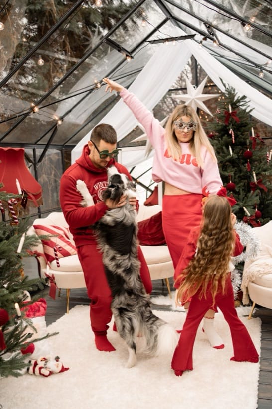 A joyful family Christmas session in a greenhouse in Kraków