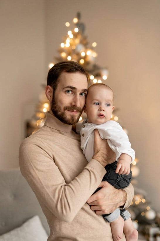 Father with his child by the Christmas tree — studio session